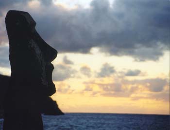 AhuTongariki_StummerRiese_Sonnenaufgang_2